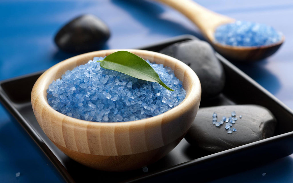 18 notables propiedades saludables de la sal azul 